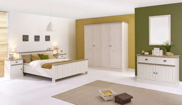 Complete slaapkamer met houten ledikant
