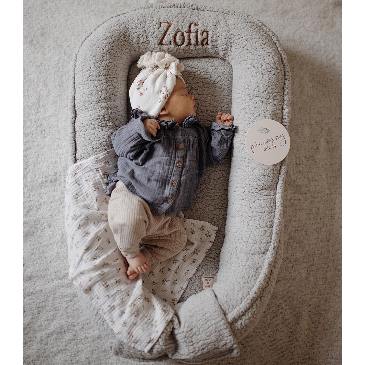 Muzpony Teddy – grijs gepersonaliseerd babynest, bontcocon met naam/inscriptie foto 3