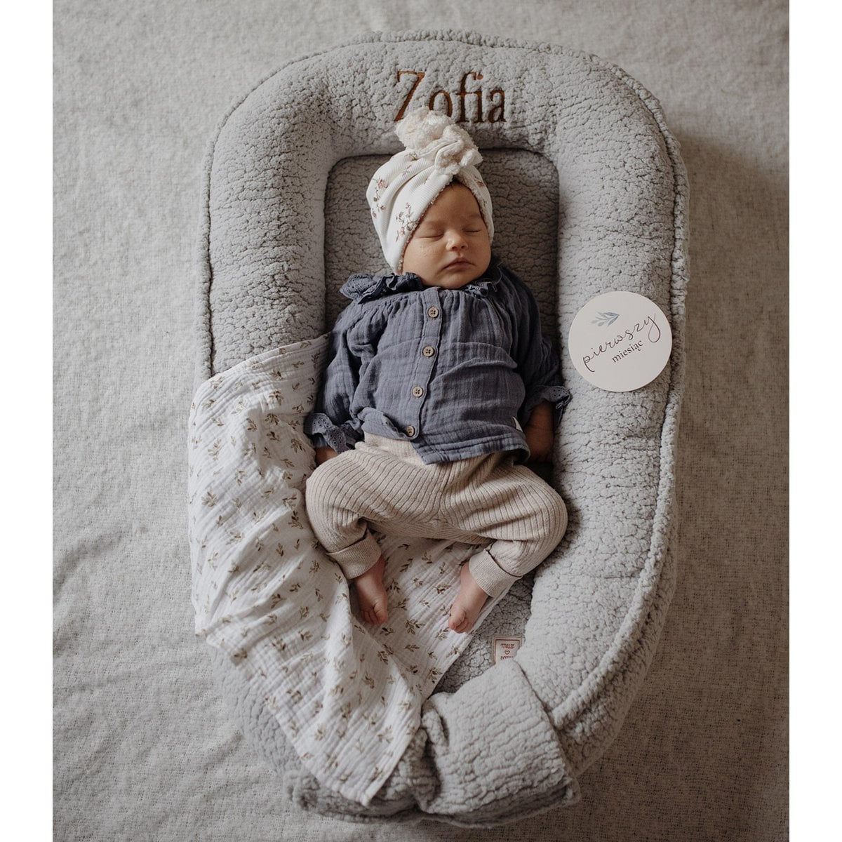 Muzpony Teddy – grijs gepersonaliseerd babynest, bontcocon met naam/inscriptie