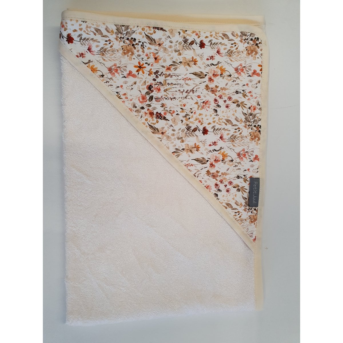Petit Juul Badcape off white flower