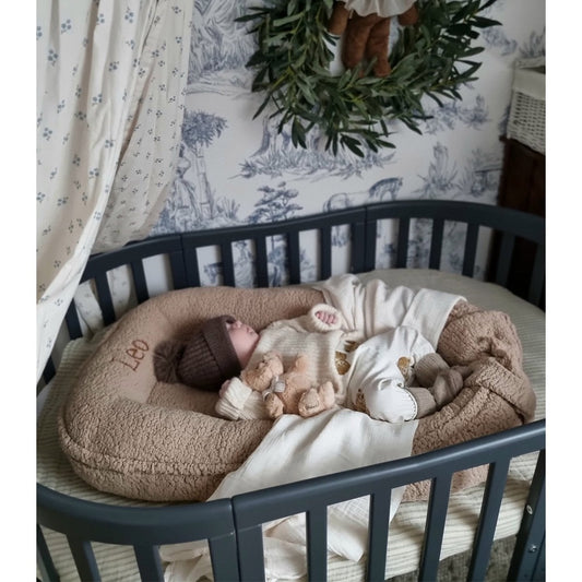 Muzpony Teddy – beige gepersonaliseerd babynest, bontcocon met naam/inscriptie
