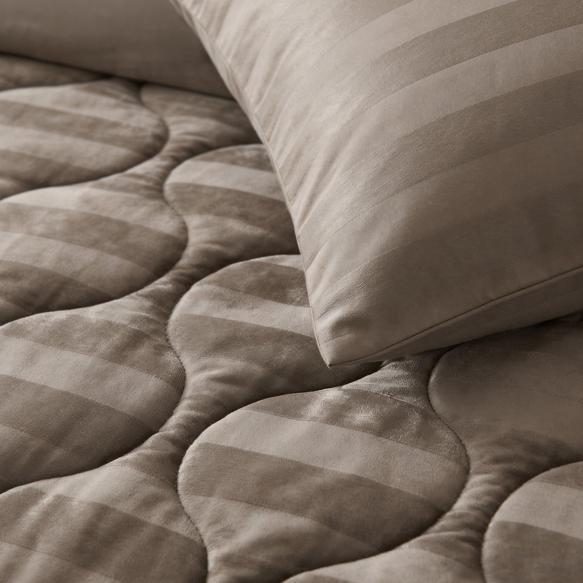 Sleeptime Lazy Dekbed Hotel Velvet Taupe – afbeelding 10